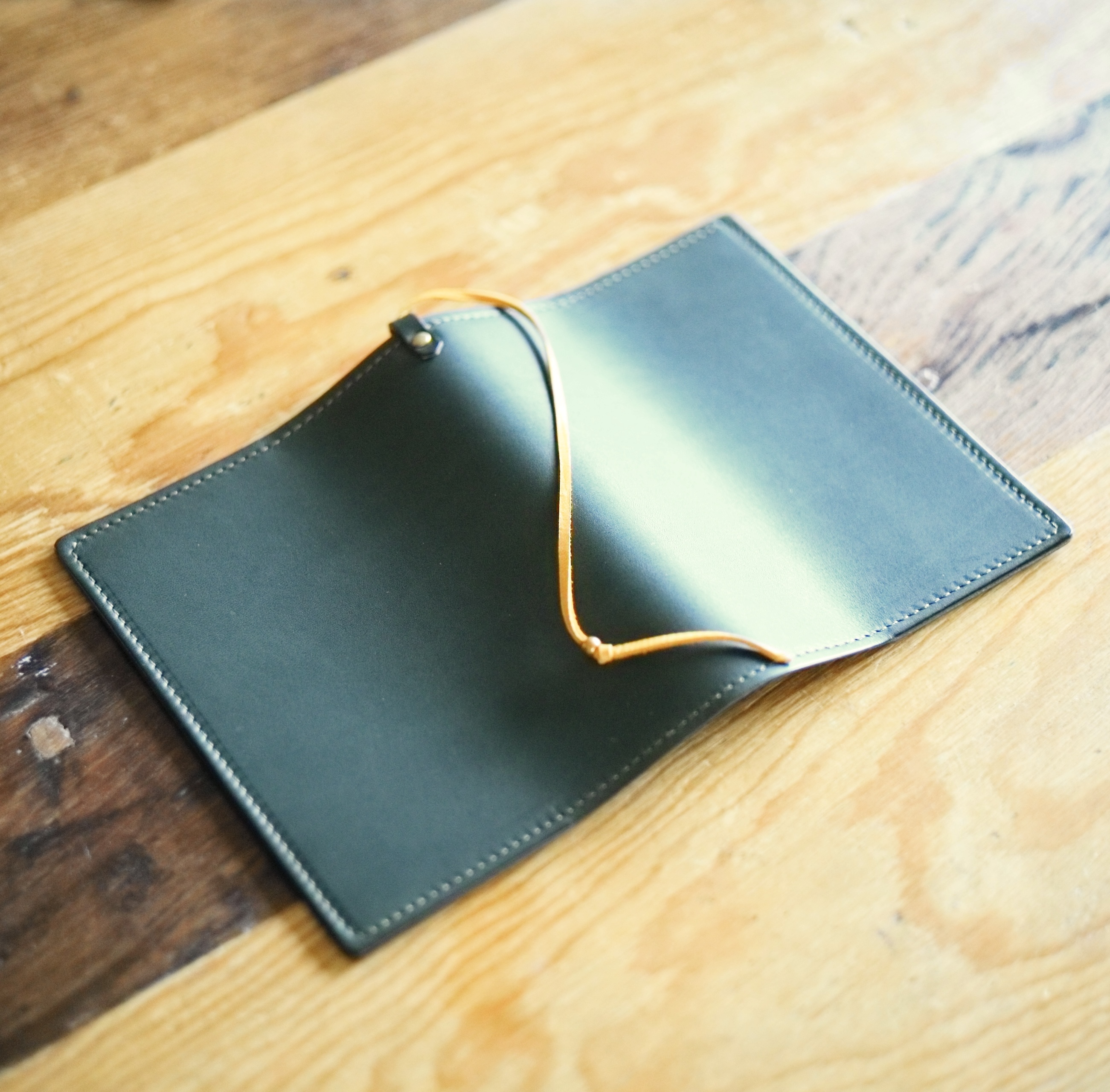 真鍮玉とイタリアンレザーのブックカバー　ターコイズ　（文庫本サイズ）